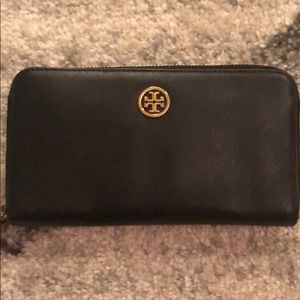 Tory Burch Robinson zip continental wallet.